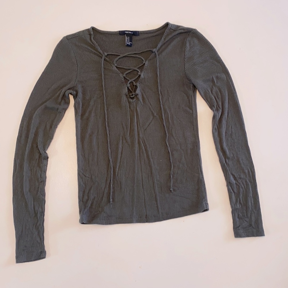 Women’s long sleeve top. Size M. Forever 21. Green.